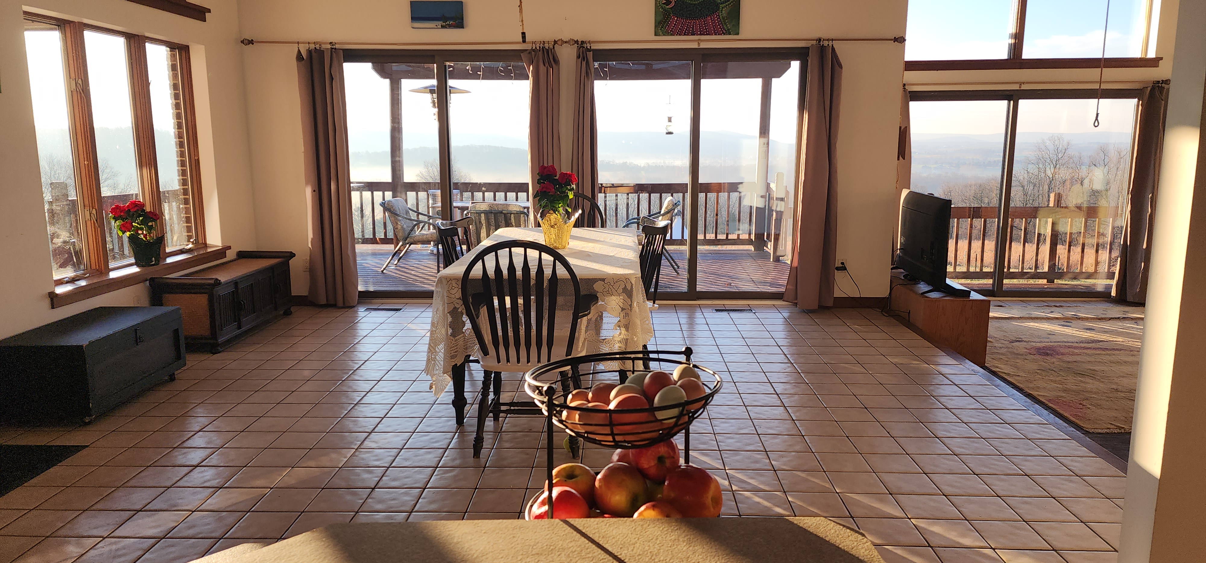 Look from the kitchen to the deck and views